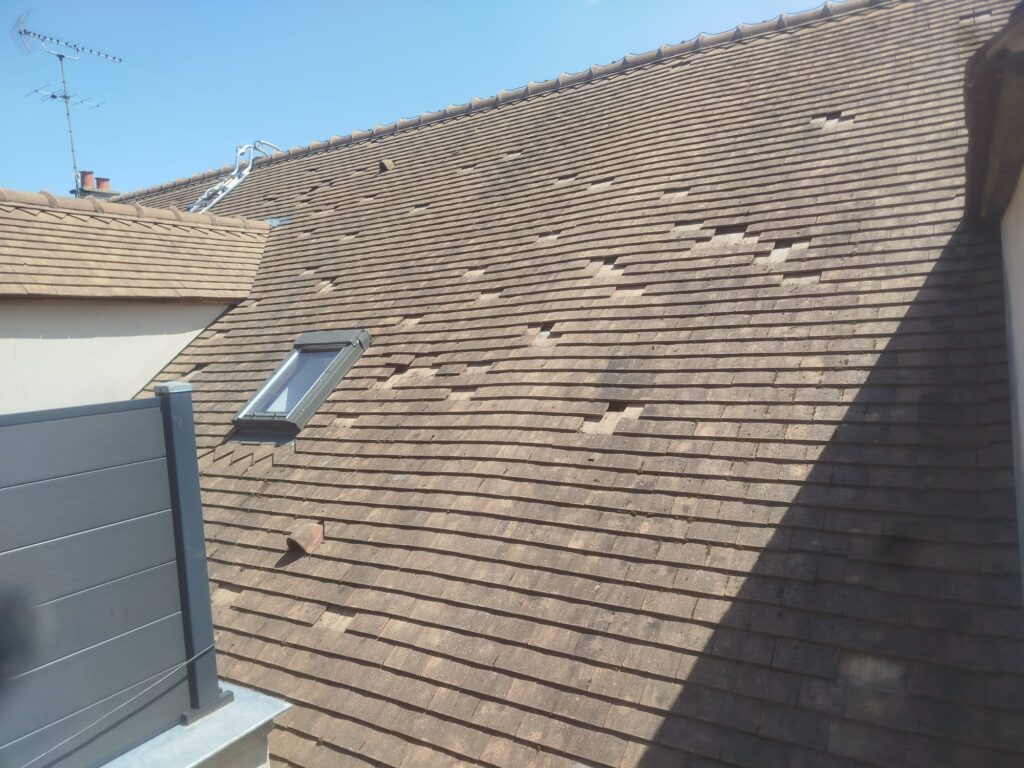 Tuiles cassées après un orage de grêle à Andrésy